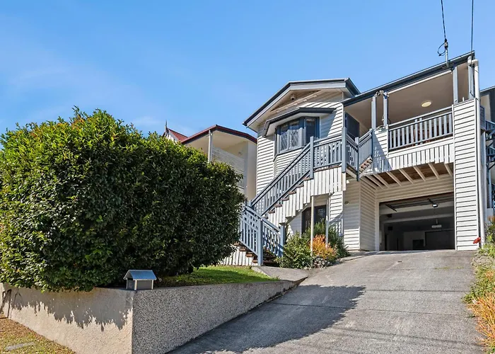 Artistic Queenslander With Park Views - Near City!