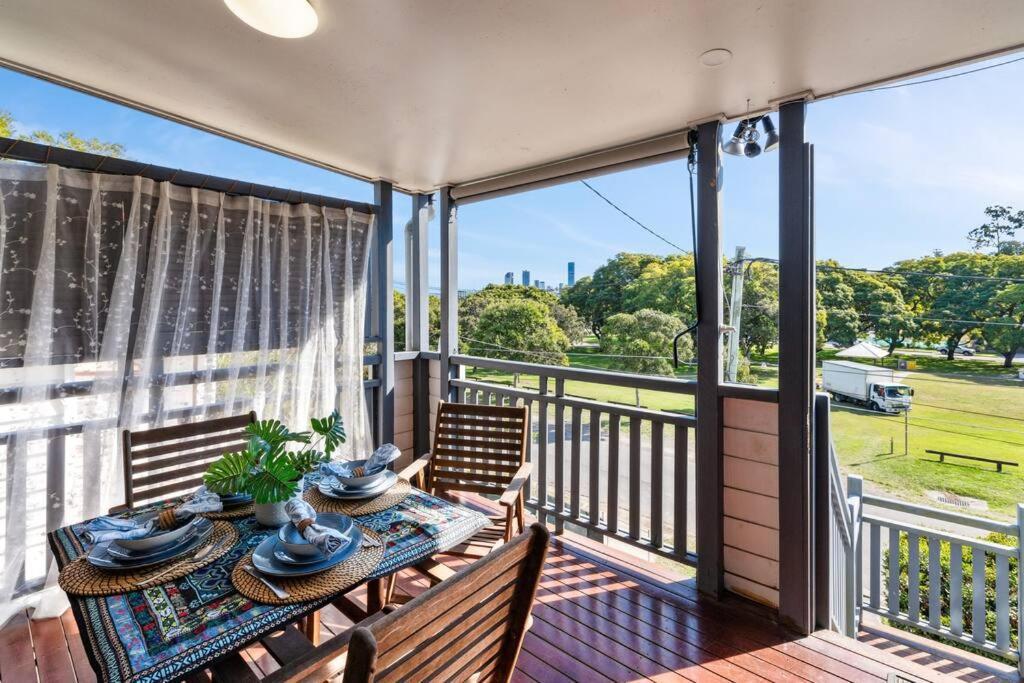 Artistic Queenslander With Park Views - Near City!