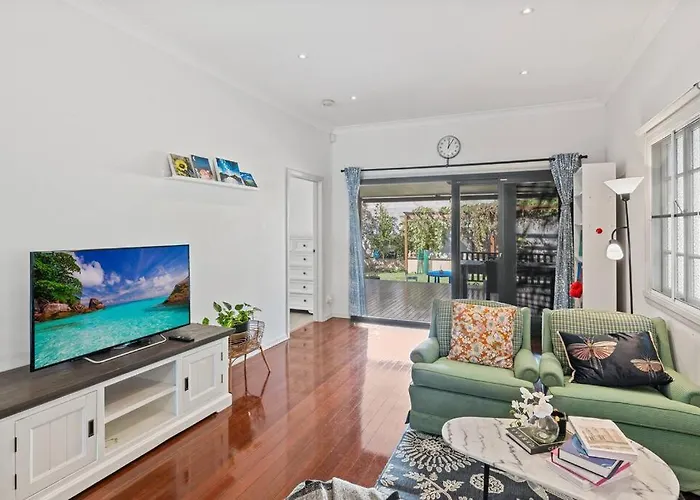 Artistic Queenslander With Park Views - Near City!